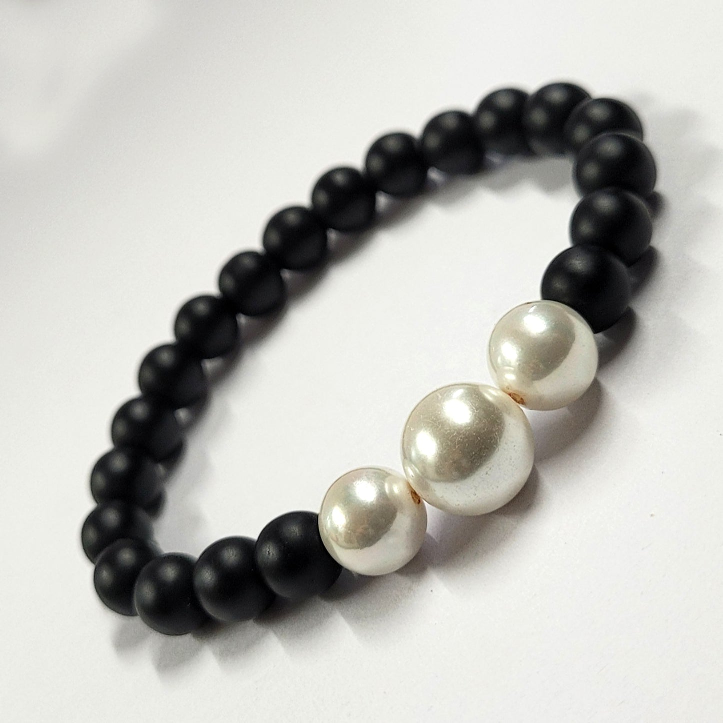 White Shell Pearls Bracelet With 8mm Black Beads