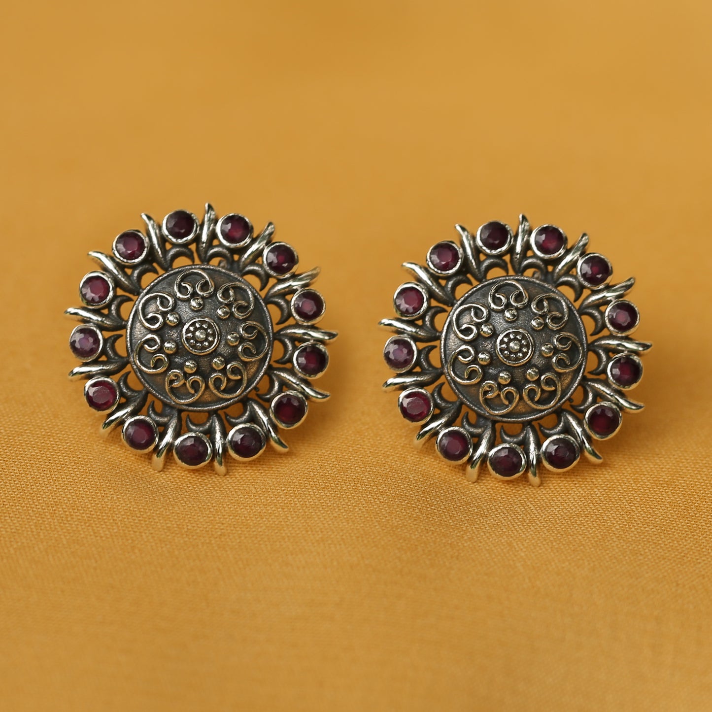 925 Silver Antique Look Ruby Red Stud