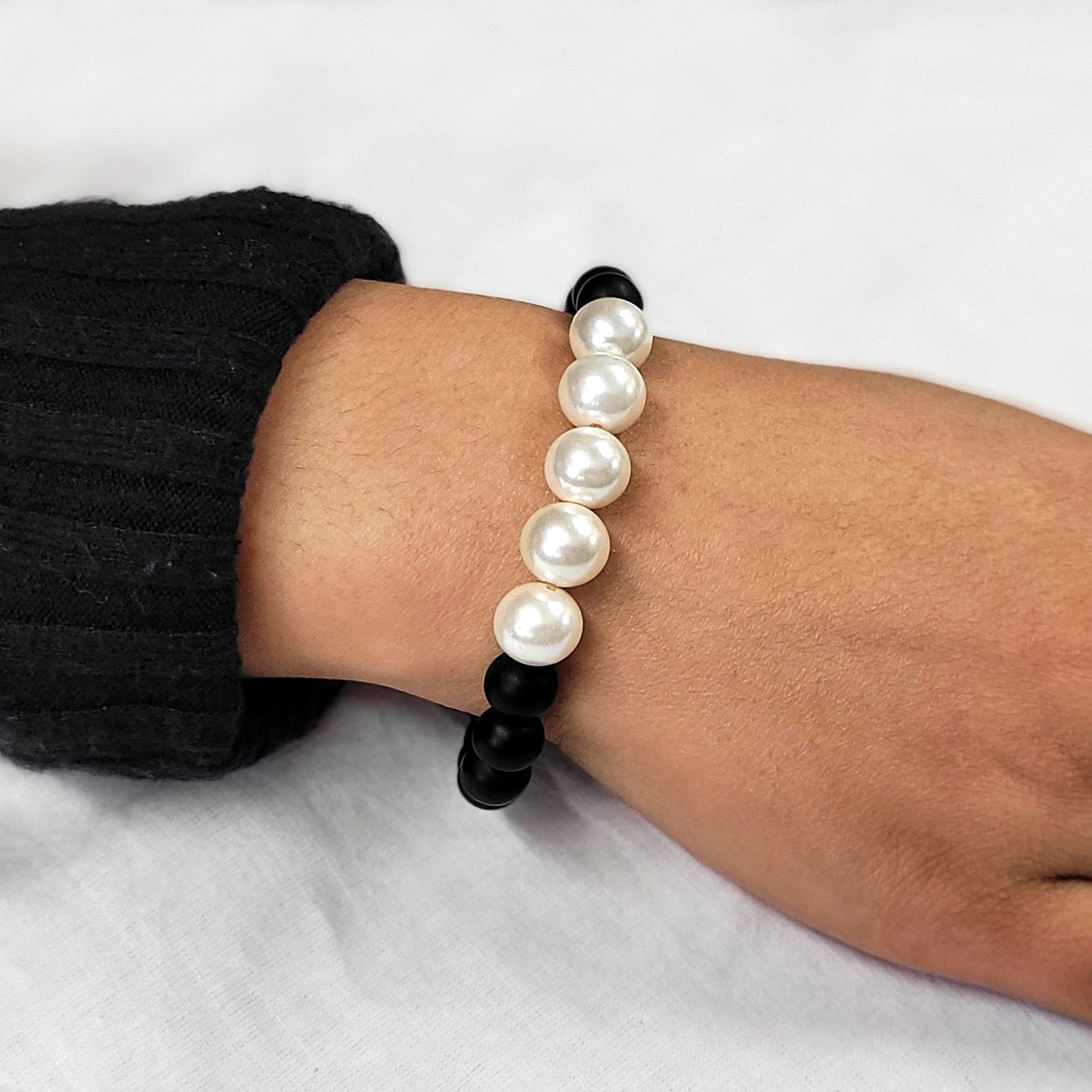 White Shell Pearls 10mm Bracelet With 8mm Black Beads