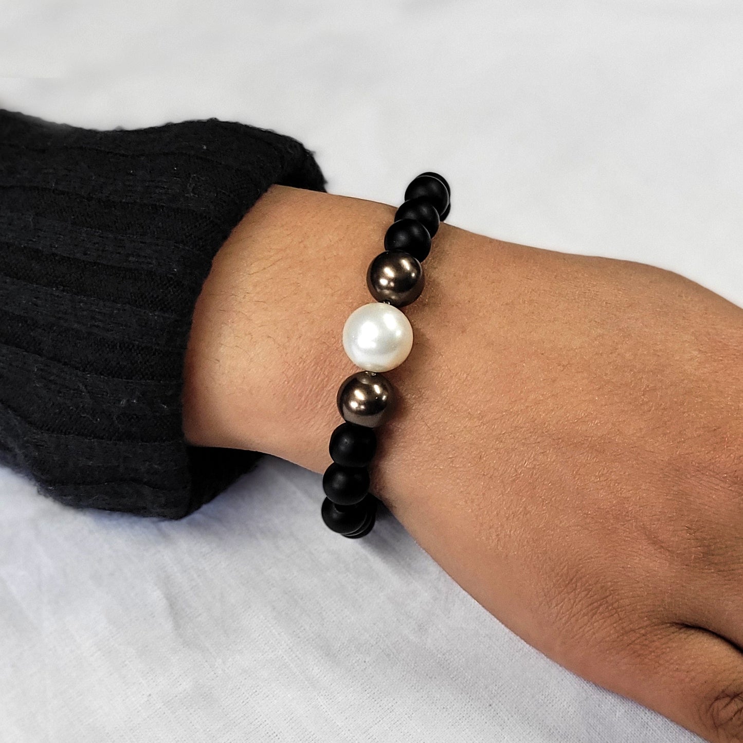 Chocolate And White Shell Pearls Bracelet With 8mm Black Beads