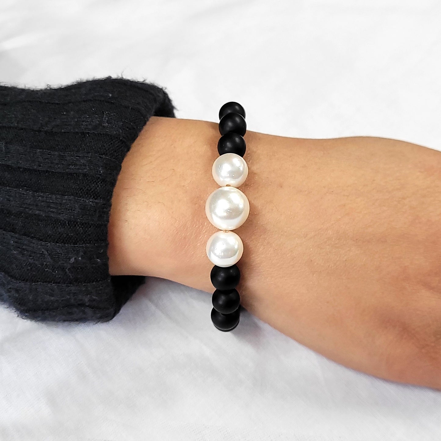 White Shell Pearls Bracelet With 8mm Black Beads