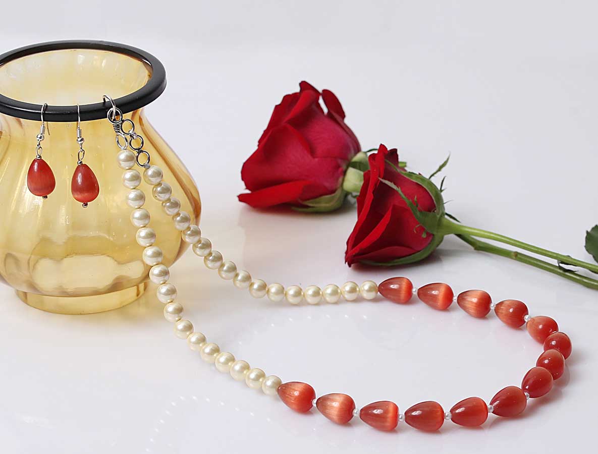 White Pearl Necklace With Red Monalisa